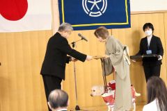 市民文芸準賞を受け賞状を受け取る平さん