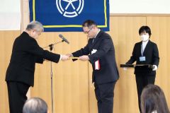 市民文芸準賞を受け賞状を受け取る正子さん