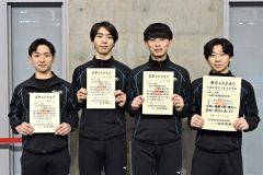 男子２０００メートルリレー優勝の帯三条（左から佐藤敦、吉田詠喬、三瓶煌泰、日下賢将）