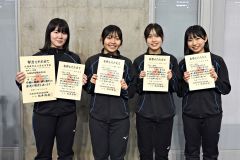 女子２０００メートルリレー優勝の帯三条（左から竹田真穂、奥秋静子、熊谷しゅう、山田怜歩）