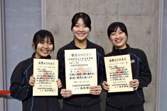 女子団体追い抜きを制した帯三条（左から奥秋静子、西川想乃、小島楓）