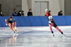 【男子２０００メートルリレー】優勝した帯三条の日下賢将（右）が白樺学園の軍司冬馬（左）とゴール前で競り合う