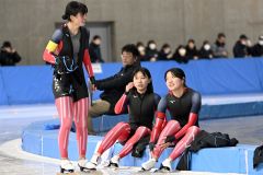 女子１５００メートルのゴール後、クールダウンし談笑する帯三条の中距離陣。左から４位の小島楓、優勝の山田怜歩、２位の西川想乃