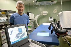 手術機器レジュームを前にする井上隆太副院長