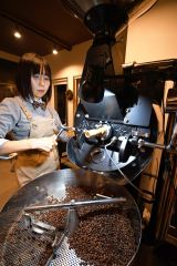 時間や温度を調整してコーヒー豆を焙煎する市原代表