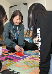 児童が英語に親しめるよう、休み時間に英語のゲームをするモニカさん