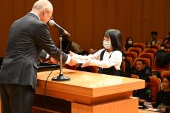 「クリリンで学んだゴミのこと」で優秀賞を受賞した中札内小学校４年１組