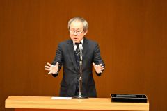 あいさつする高久局長