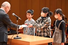 「じどうかいかん新聞」で優良賞を受賞した帯広大正小学校５年１組