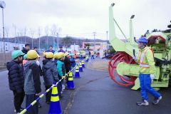 斉藤井出建設の社員らの説明を受けて、防災対策や除雪作業について学んだ足寄小の児童たち