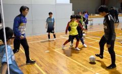 応援大使のＪリーガー圓道将良さんと小学生がサッカーで交流　幕別