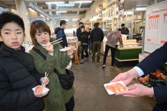 帯広市場、サーモン食べ比べイベント 5