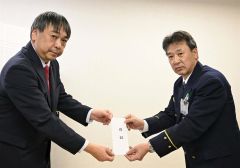 目録を加藤署長（右）に手渡す池田支部長