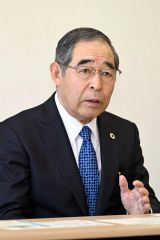 再選出馬を表明する竹中氏（２５日午前１１時、上士幌町山村開発センターで。須貝拓也撮影）