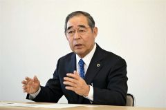 再選出馬を表明する竹中氏（２５日午前１１時、上士幌町山村開発センターで。須貝拓也撮影）