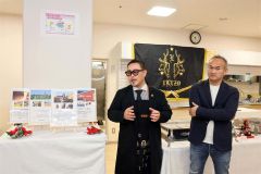 十勝学園の子どもたちに十勝の食のすばらしさを伝える佐々木代表（左）。右は食材を提供した折笠農場の折
笠健代表