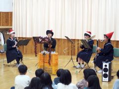 クリスマスソングなどを演奏する部員（士幌中央中学校提供）