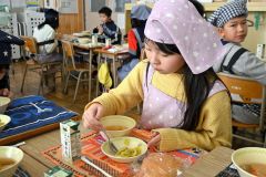 学校給食メニューに登場したリーキを食べる児童