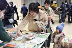 多くの来場者でにぎわったブックリユースカフェ