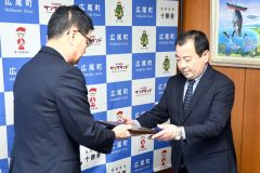 田中町長（左）から感謝状盾の伝達を受ける鯖江組合長