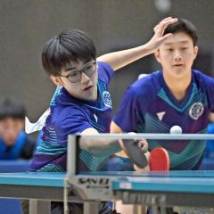 【男子学校対抗・決勝リーグ】連係良く戦う駒大苫小牧の小林彪雅（左、音更中出）。右はペアの野口碧斗