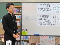 各班の発表内容を最後にまとめる中学生