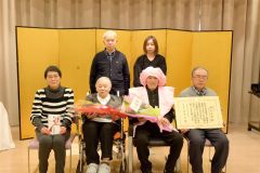 １００歳を祝う横山さんと家族ら