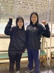 女子Ｕ１８アイスホッケー世界選手権での全力プレーを誓う高須クリニック御影グレッズの（左から）類家ここと伊東紡季
