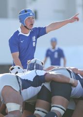 【遠軽―明和県央】前半、指示を出す遠軽・朝倉叶兜（東大阪市花園ラグビー場、亀井直樹撮影）