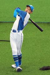 【西武ジュニアー日本ハムジュニア】試合前に打撃練習をする日本ハムジュニアの小瀬朔＝ベルーナドーム（大賀章好撮影）