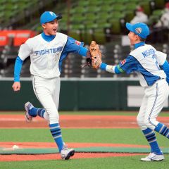 【西武ジュニアー日本ハムジュニア】初回を無失点に切り抜け、仲間と笑顔で喜ぶ日本ハムジュニア・小瀬朔（左、ベルーナドーム、大賀章好撮影）