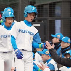 【日本ハムジュニア―西武ジュニア】初回、内野ゴロの間に三走が生還し、ハイタッチで迎えられる日本ハムジュニアの小瀬朔（中央、ベルーナドーム、大賀章好撮影）