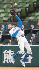 【西武ジュニアー日本ハムジュニア】六回、相手の邪飛を好捕する日本ハムジュニア・小瀬朔＝ベルーナドーム（大賀章好撮影）