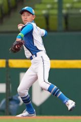 【西武ジュニアー日本ハムジュニア】試合前にノックを受ける日本ハムジュニアの小瀬朔＝ベルーナドーム（大賀章好撮影）