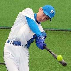 【西武ジュニアー日本ハムジュニア】試合前に打撃練習をする日本ハムジュニアの小瀬朔＝ベルーナドーム（大賀章好撮影）