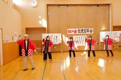 日本全国の民謡に合わせて踊り、１年の活動を締めくくった会員たち