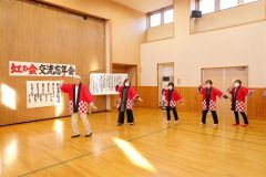 日本全国の民謡に合わせて踊り、１年の活動を締めくくった会員たち