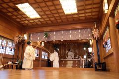 １年の汚れを落とすため、煤払いを行う神職ら（２８日午前９時２５分ごろ、長尾悦郎撮影）