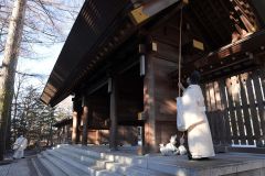 １年の汚れを落とすため、煤払いを行う神職ら（２８日午前９時半ごろ、長尾悦郎撮影）