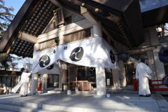 １年の汚れを落とすため、煤払いを行う神職ら（２８日午前９時半ごろ、長尾悦郎撮影）