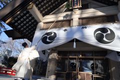 １年の汚れを落とすため、煤払いを行う神職ら（２８日午前９時半ごろ、長尾悦郎撮影）