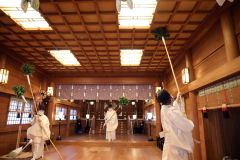 新年清らかに　帯廣神社すす払い～師走スケッチ