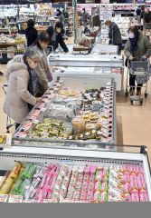 正月食材を買い求める客でにぎわう店内（２８日、ハピオ木野で、塩原真撮影）