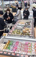 正月食材を買い求める客でにぎわう店内（２８日、ハピオ木野で・塩原真撮影）