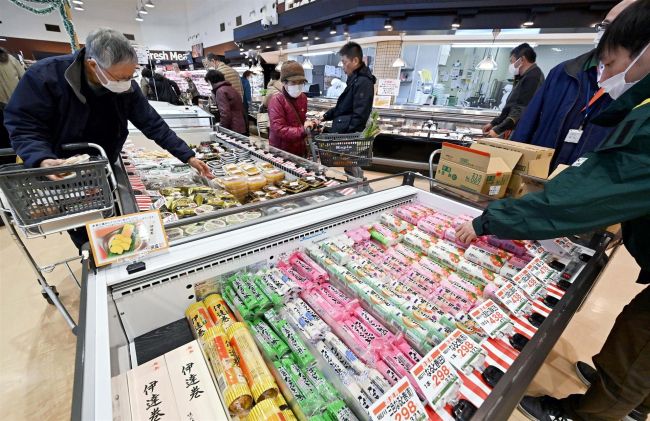 正月食材の買い出しにぎわう　「家計に厳しい年」で慎重に品定め