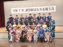 会の最後に記念写真を撮る参加者（新得）