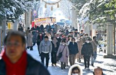 好天に恵まれ、早朝から多くの参拝客が帯廣神社を訪れた（１日、帯廣神社で。金野和彦撮影）