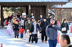 健康祈願－。初詣に訪れる家族連れ（１日、帯廣神社で。金野和彦撮影）