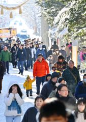 好天に恵まれ、早朝から多くの参拝客が帯廣神社を訪れた（１日、帯廣神社で。金野和彦撮影）