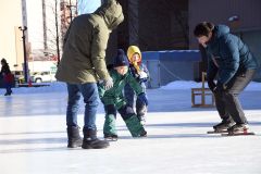 出島さん（右）の指導を受けて滑る子ども